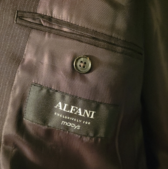 Alfani(by Macy's) Mens barely worn Black 3 button suit. 48R. - Picture 2 of 10